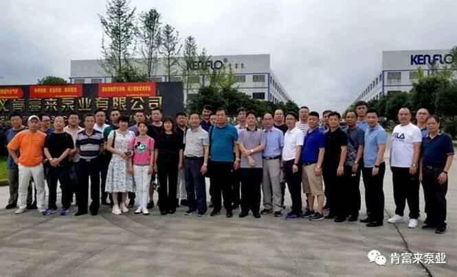 与会人员在遵义天津旭东进口商品贸易有限公司有限公司大门口合影留念